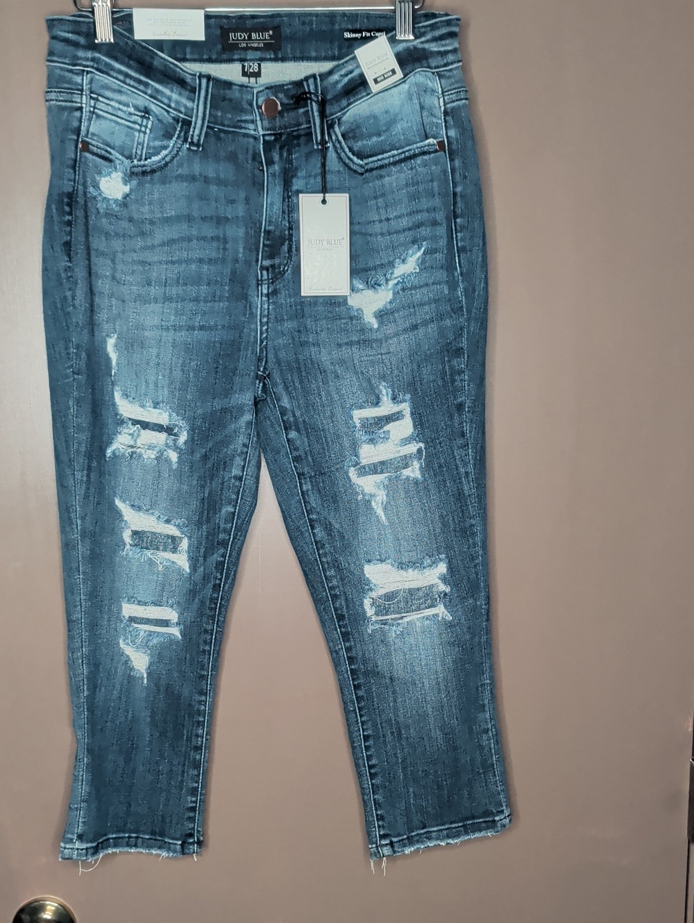 Judy Blue Distressed Cropped Ankle Jeans in Medium Blue Wash